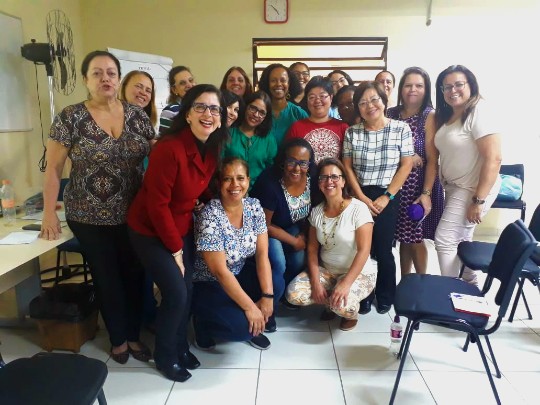 #Paracegover Na imagem; os servidores participantes da capacitação estão reunidos posando para a foto