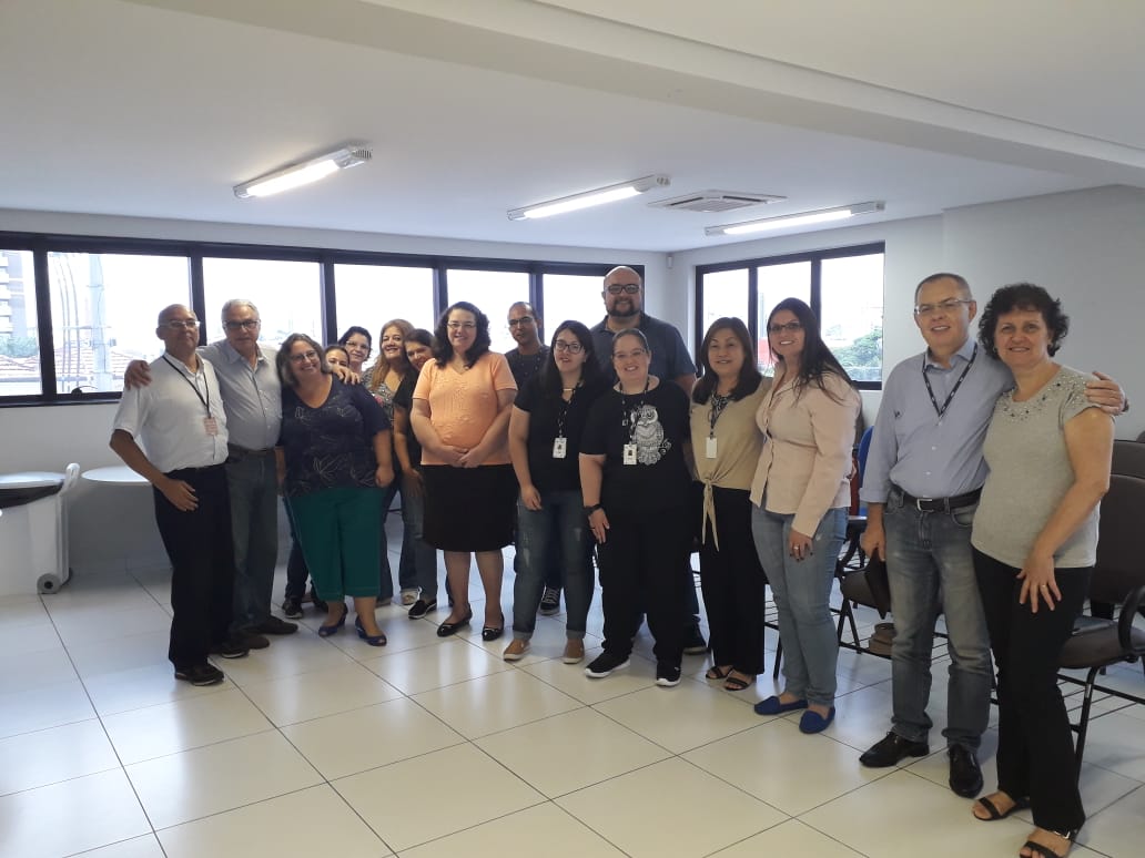 #Paracegover Na imagem: a equipe da Divisão de Desenvolvimento de Carreiras está juntamento com a equipe de gestão de pessoas da Coordenadoria Regional de Saúde Sudeste
