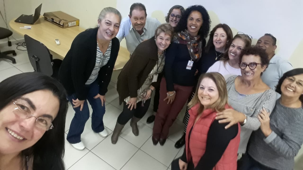 #Paracegover Na imagem estão os servidores da Divisão de Planejamento de Pessoal da Secretaria Municipal de Saúde junto com os servidores da coordenadoria regional de saúde. São doze servidores no total.