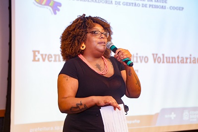 Ana Cecília Freitas fala ao microfone