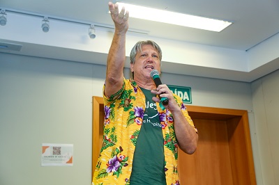 Na imagem, está Clerson Pacheco apresentando a sua palestra