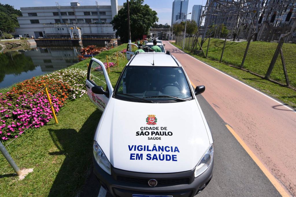 Em um ângulo de cima, um carro branco com a frase 