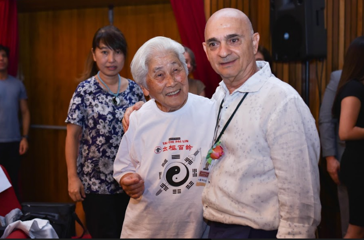 Dona Emília Miura- praticante de Tai Chi e doutor Emílio Telesi Jr. sorriem para foto.