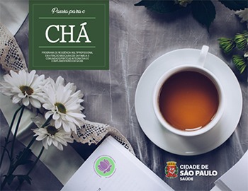 Arte da capa do e-book é uma mesa com toalha brancam uma ícara de chá e flores brancas. Sobre um fundo verde o texto diz: Pausa para o chá. Programa de Residência Multiprofissional em Atenção Básica, Saúde da Família e Comunidade, Práticas Integrativas e Complementares em Saúde 