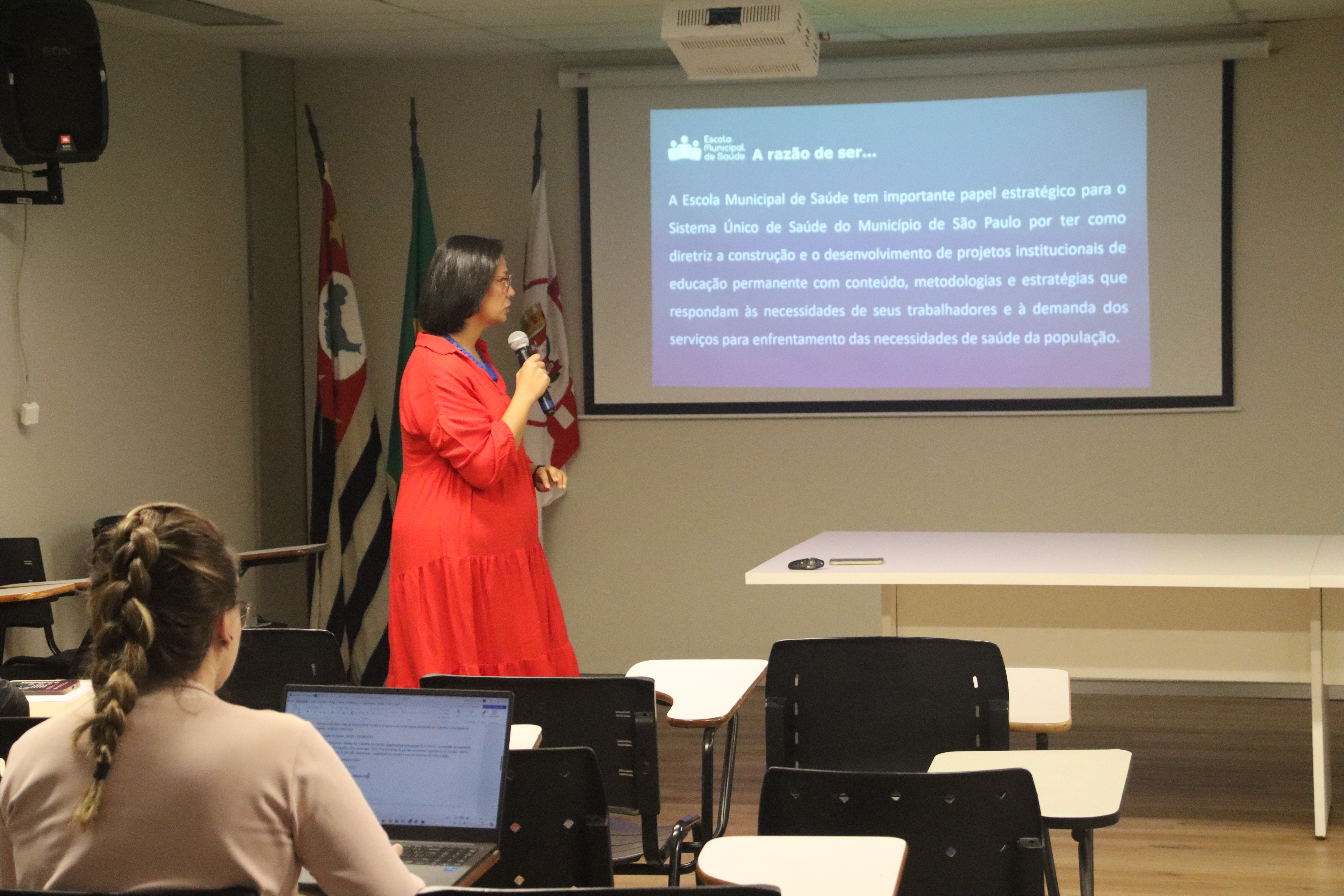 Dra. Patrícia apresentado a EMS