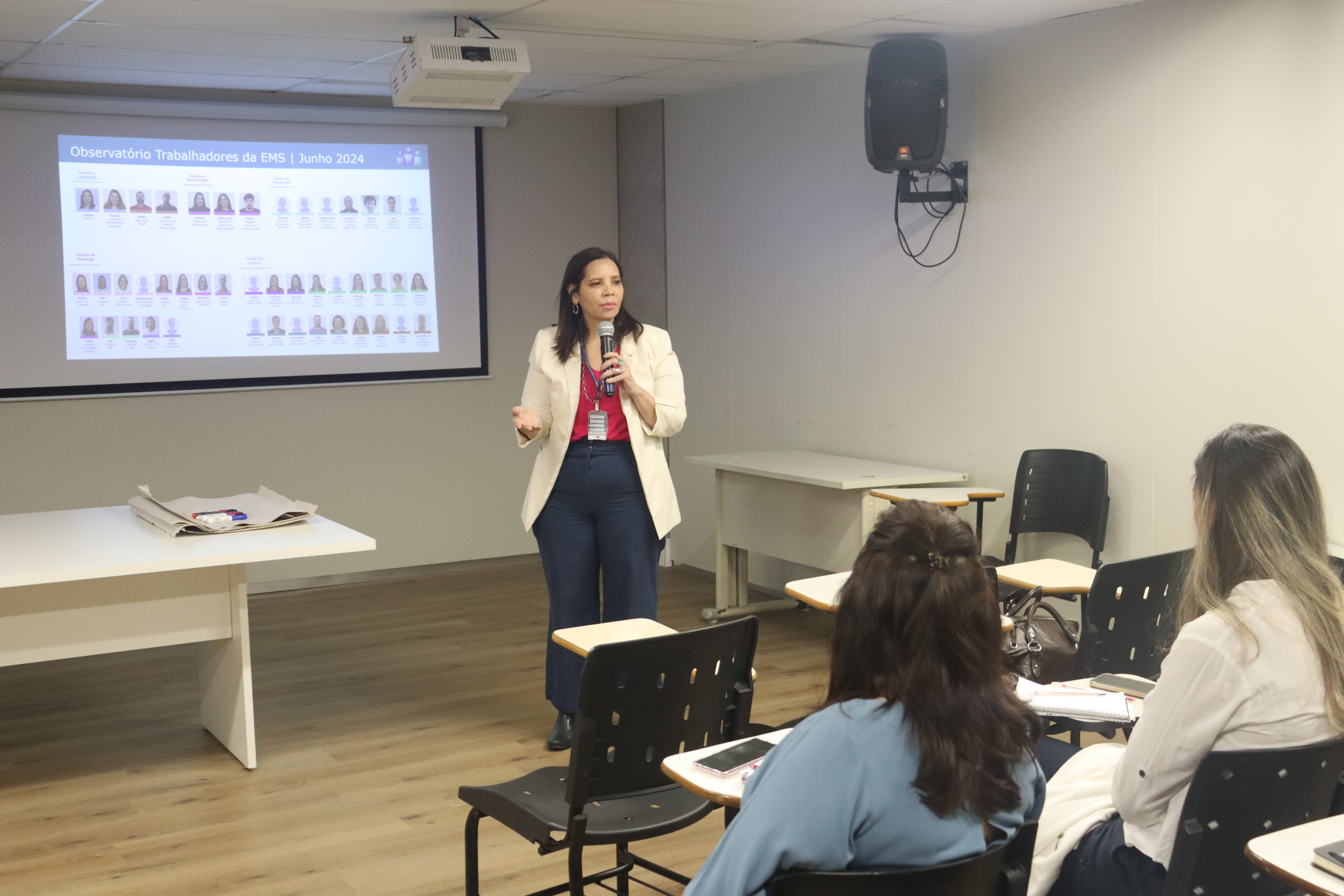 Dra. Josiane apresentando o observatório da EMS