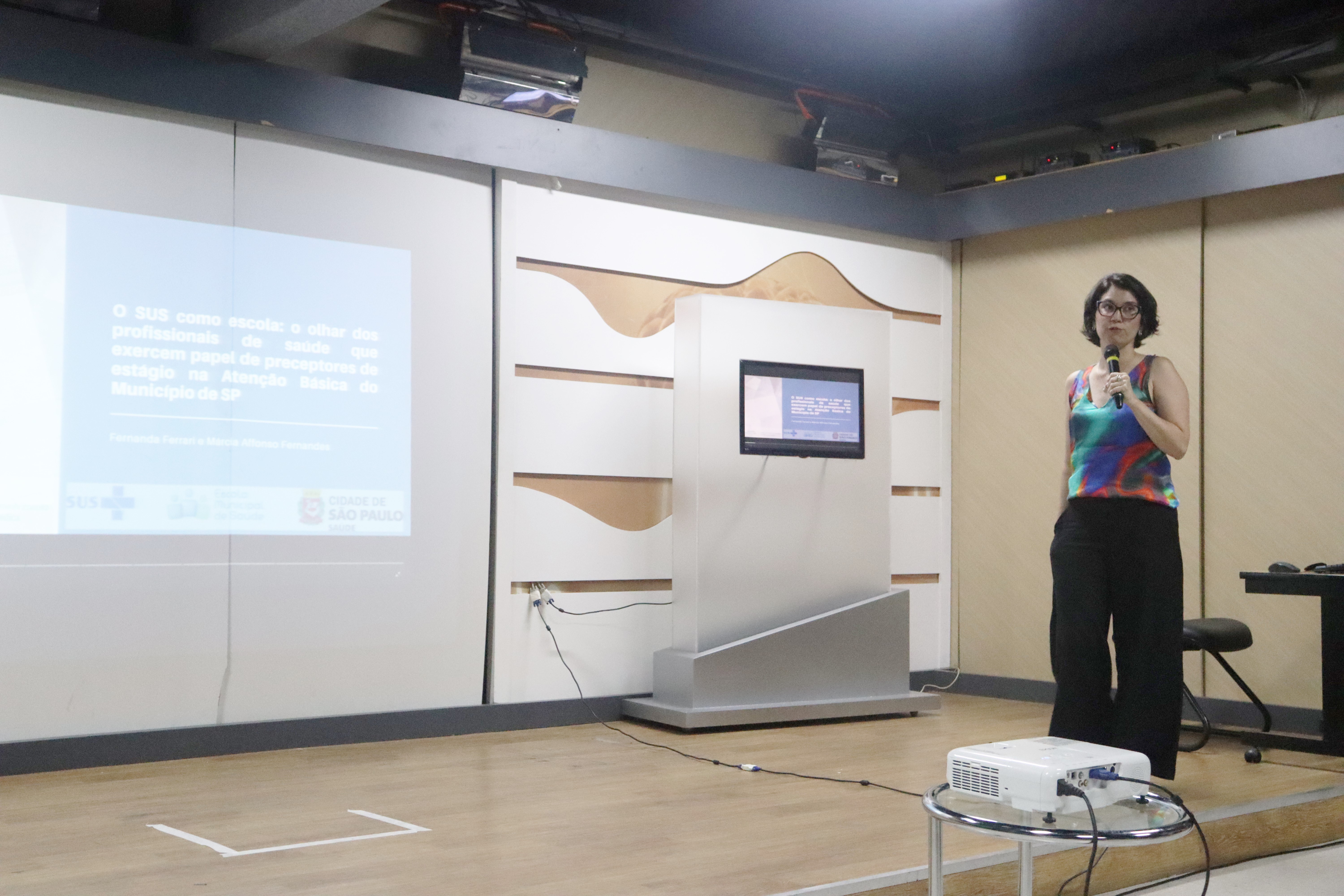 Márcia Fernandes durante apresentação do tema central do GTEPS