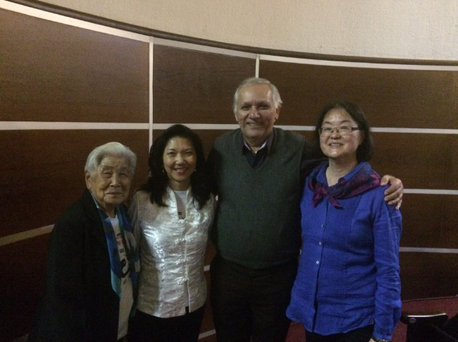 Dona Emília Miura- praticante de Tai Chi, Luci Urico (Interlocutora de Pics), Dr.  Joaci Araujo (Acupunturista),  Dra. Regina Satico Omati (AT PICS Gabinete) sorriem para foto.