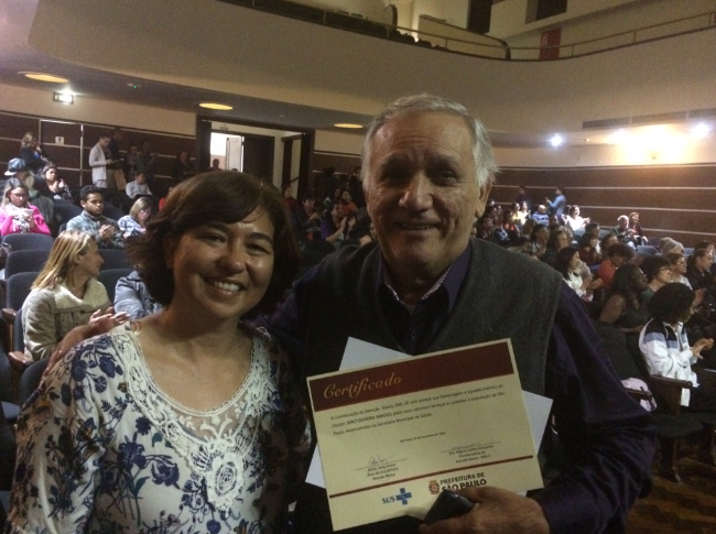 Ana Rabaçal Interlocutora de PICS da CRS Leste e Dr. Joaci sorriem para foto durante Evento de Práticas Integrativas.