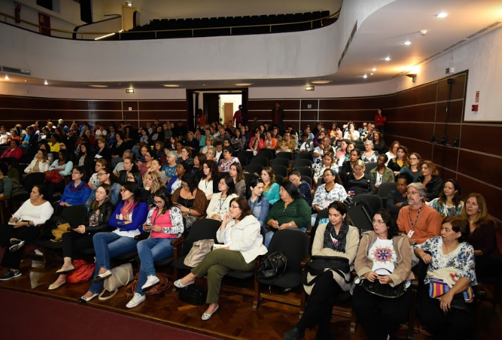 Imagem da plateia cheia durante Encontro de 15 anos de Práticas Integrativas e Complementares em Saúde no Colégio Caetano de Campos