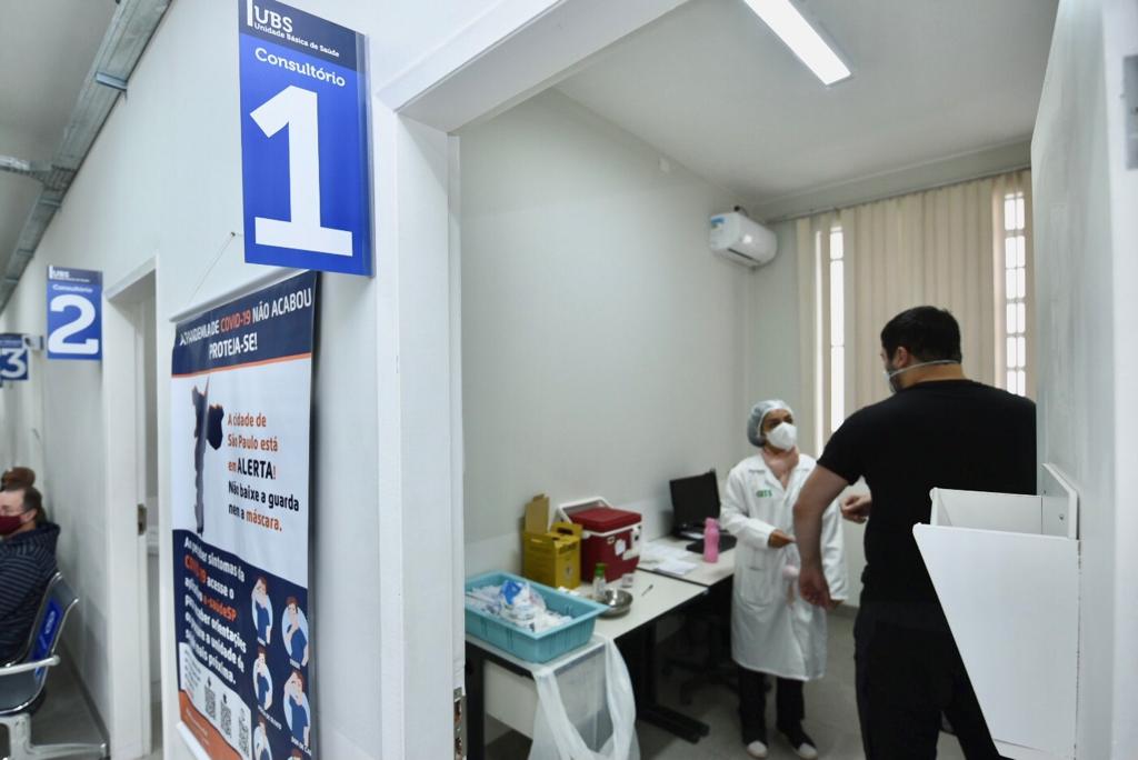Foto de consultório. Em um consultório com a placa 
