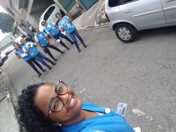 #PraCegoVer: Glecia está na rua com mais cinco agentes comunitários de saúde