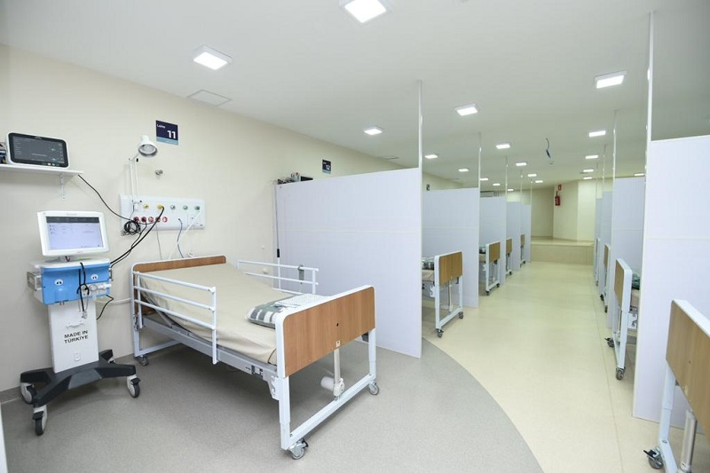 #PraCegoVer: imagem mostra uma sala do Hospital Municipal Guarapiranga com sequência de cinco leitos em ambos os lados.