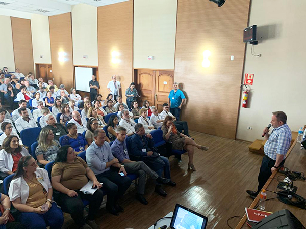 Superintendente fala aos participantes 
