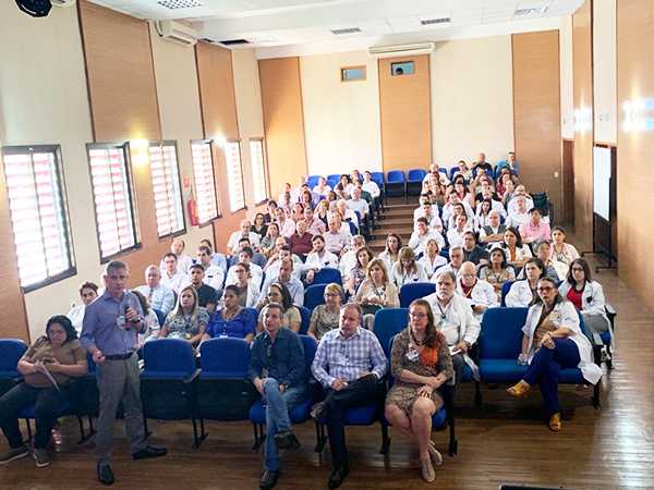 Dr Crippa apresentando dados aos participantes 