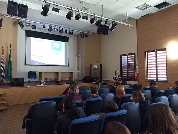 Auditório do HSPM com participantes assistindo palestra