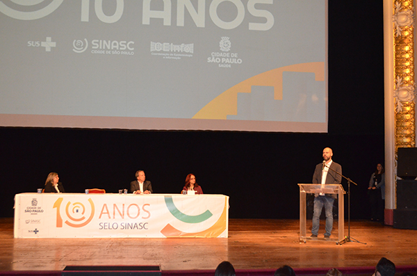 O Prefeito Bruno Covas fala ao microfone, no palco do Theatro Municipal de São Paulo, na abertura do evento SINASC