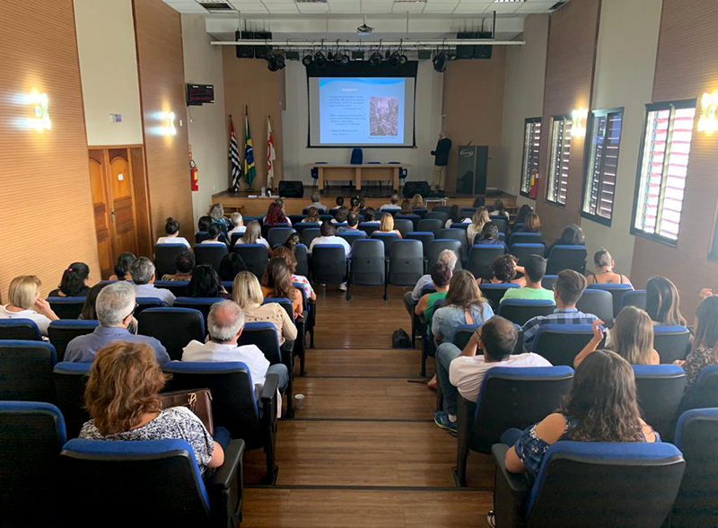 Imagem mostra o anfiteatro lotado de participantes da capacitação