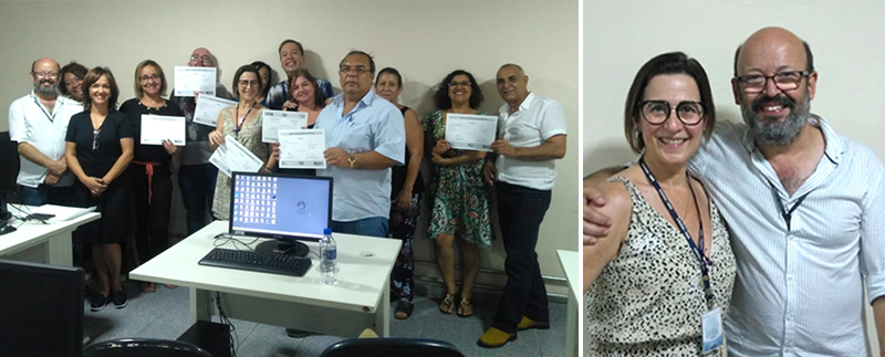 Foto posada de todos os alunos do curso, mostrando os certificados, e o professor. 