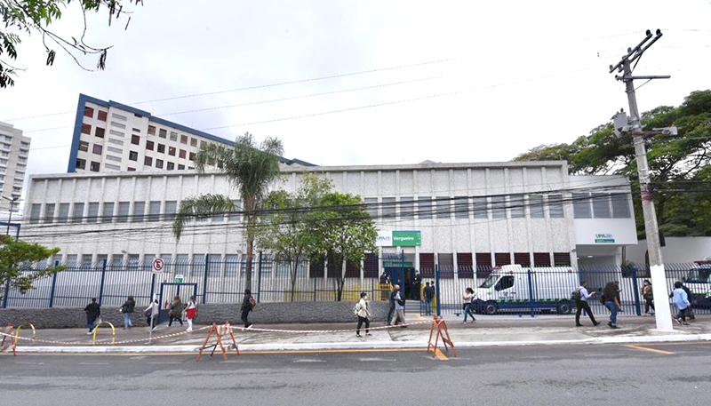 Foto da fachada da UPA, em tons de azul. 