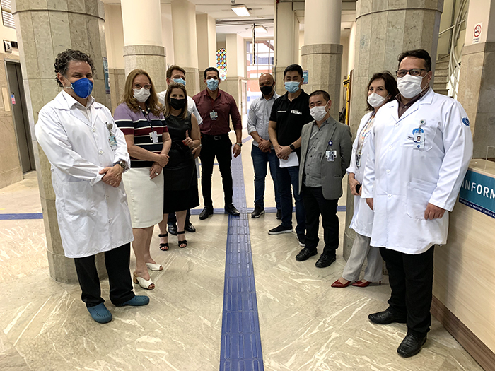 Foto com 10 pessoas que participaram da visita, pousando no corredor do hospital.