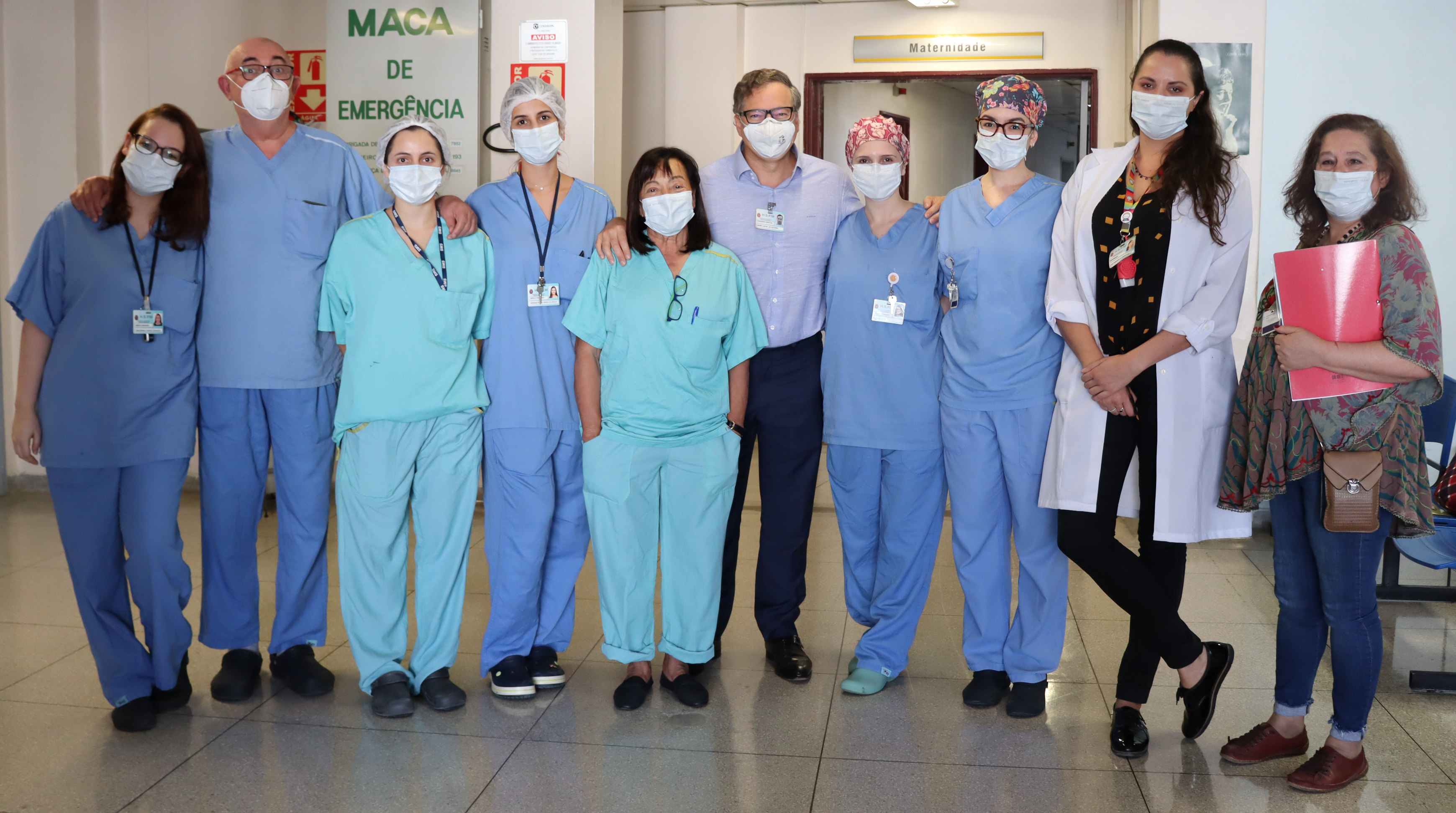 Foto de parte da equipe de obstetras do HSPM, formada por oito mulheres e dois homens