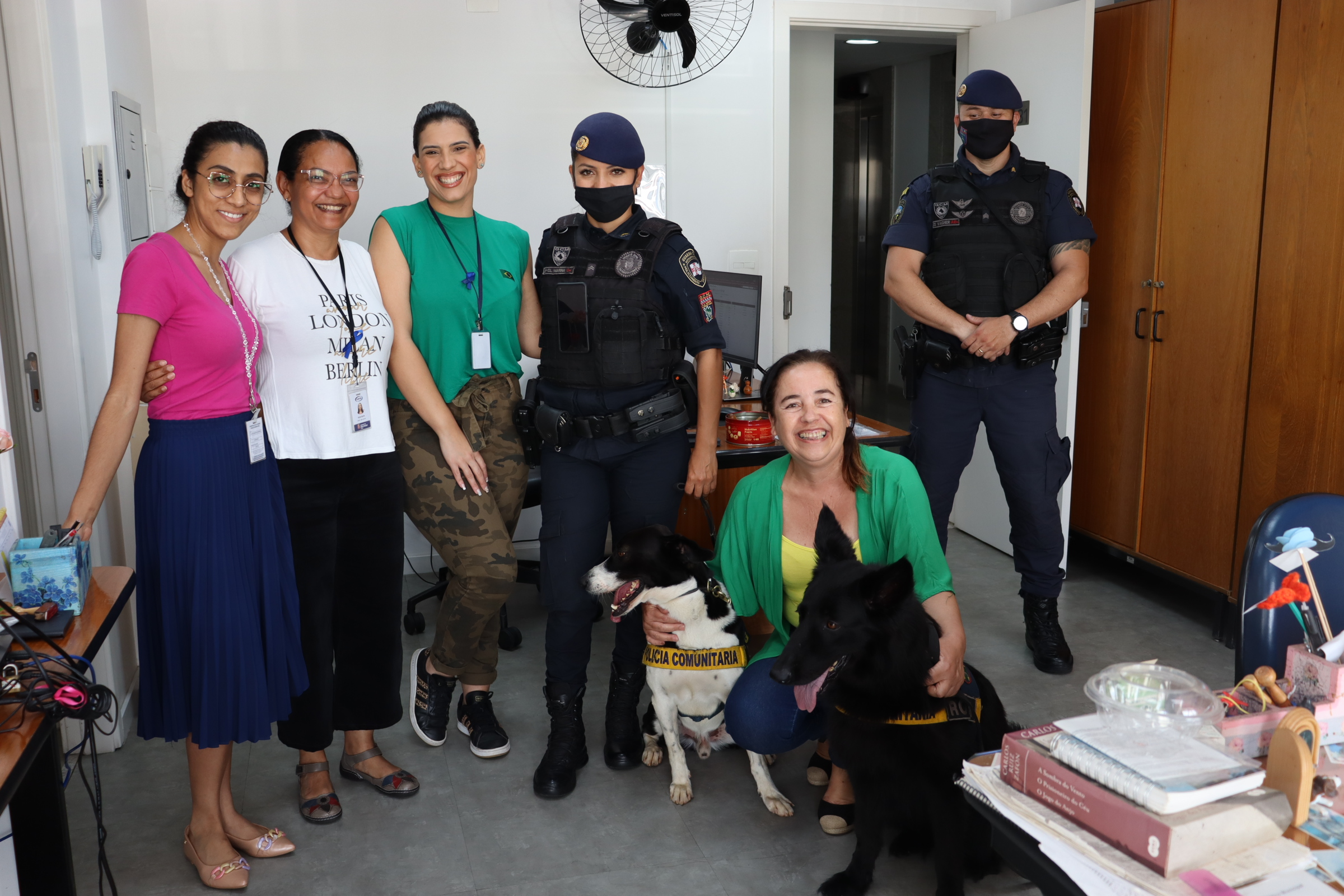 Foto grupal da equipe de funcionários com os cães da Guarda Civil Metropolitana