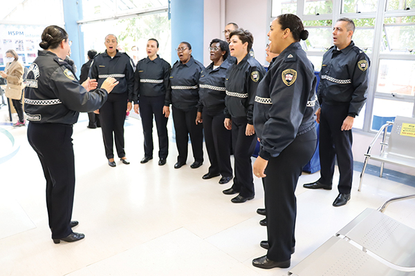 Imagem dos guardas civis reunidos em semi-círculo de pé cantando