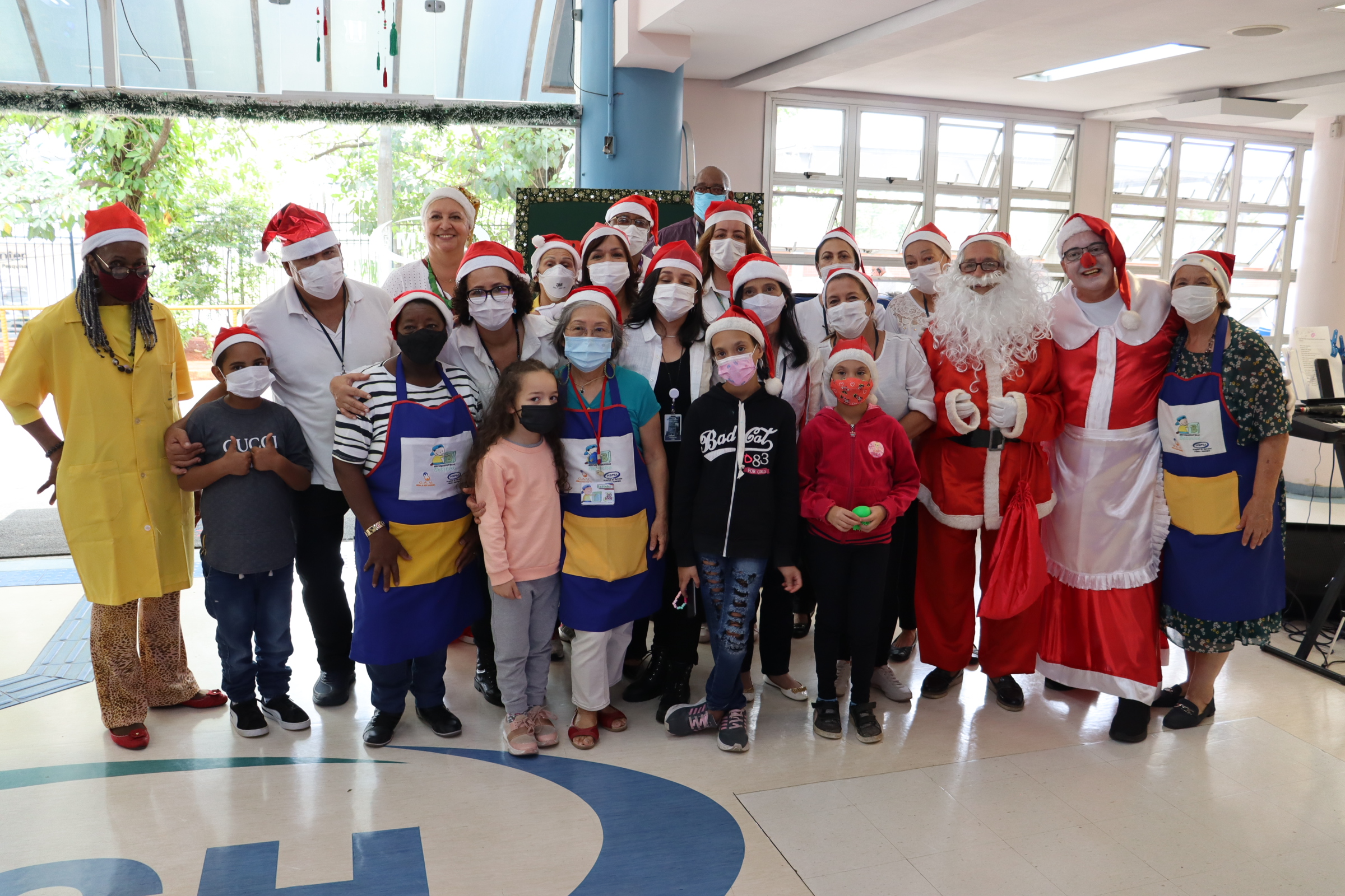 Foto com equipe de voluntários do HSPM de pé no saguão principal do hospital