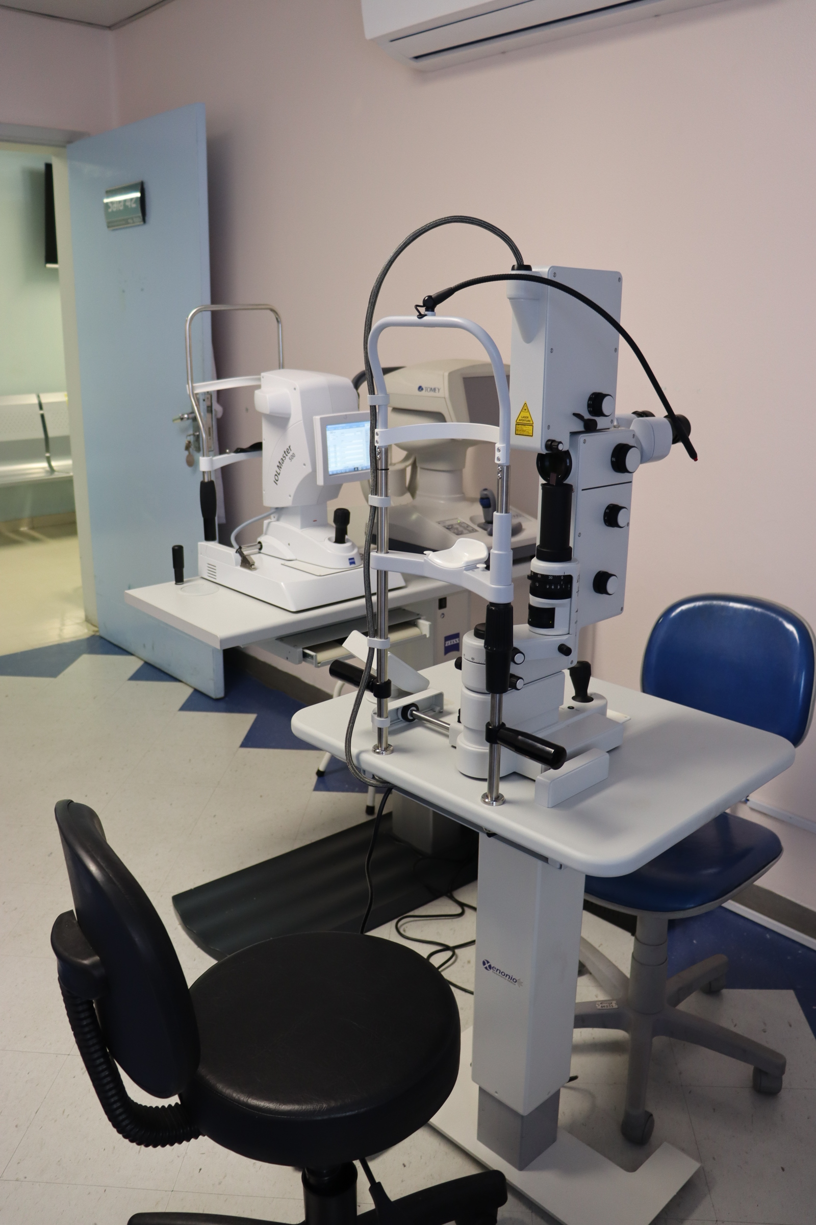 Foto do equipamento de Yag Laser, na sala de atendimento da Clínica de Oftalmologia