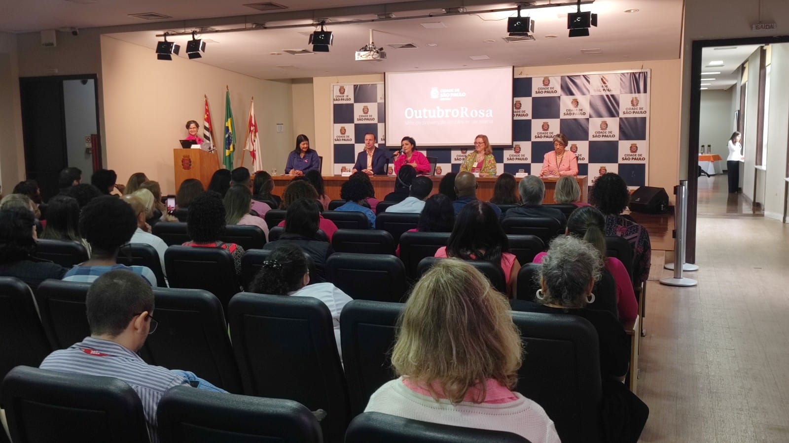 Imagem panorâmica do anfiteatro com os participantes do evento