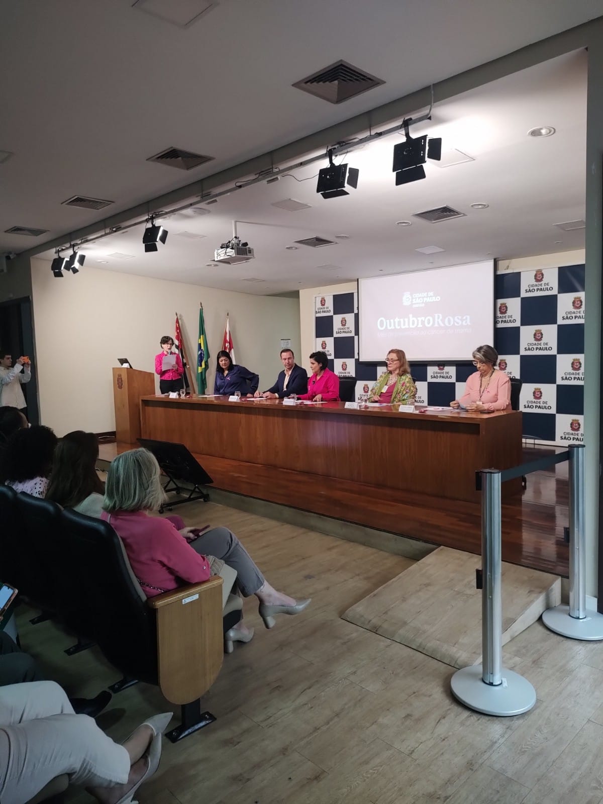 Imagem panorâmica do anfiteatro com os participantes do evento