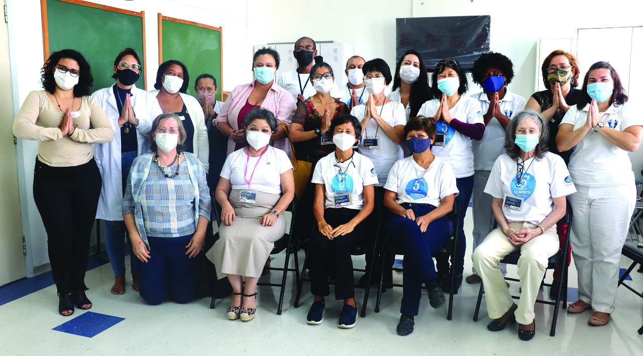 Foto com membros da equipe das Práticas Integrativas e Complementares