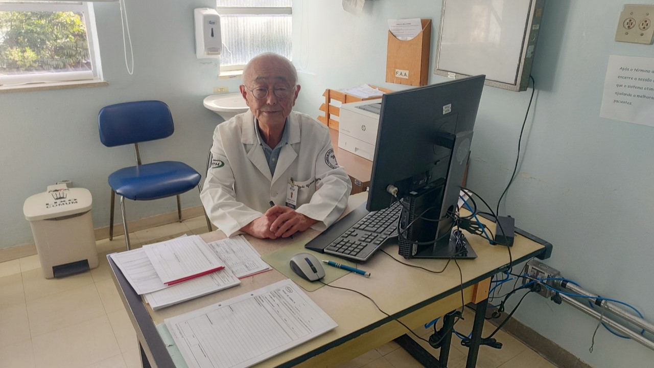 Foto Dr. Toshyuki na Sala de atendimento do HSPM