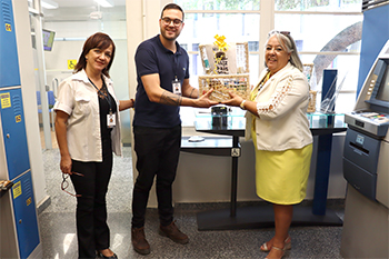 Foto do servidor Paulo (um dos sorteados) recebendo a cesta de dia dos pais