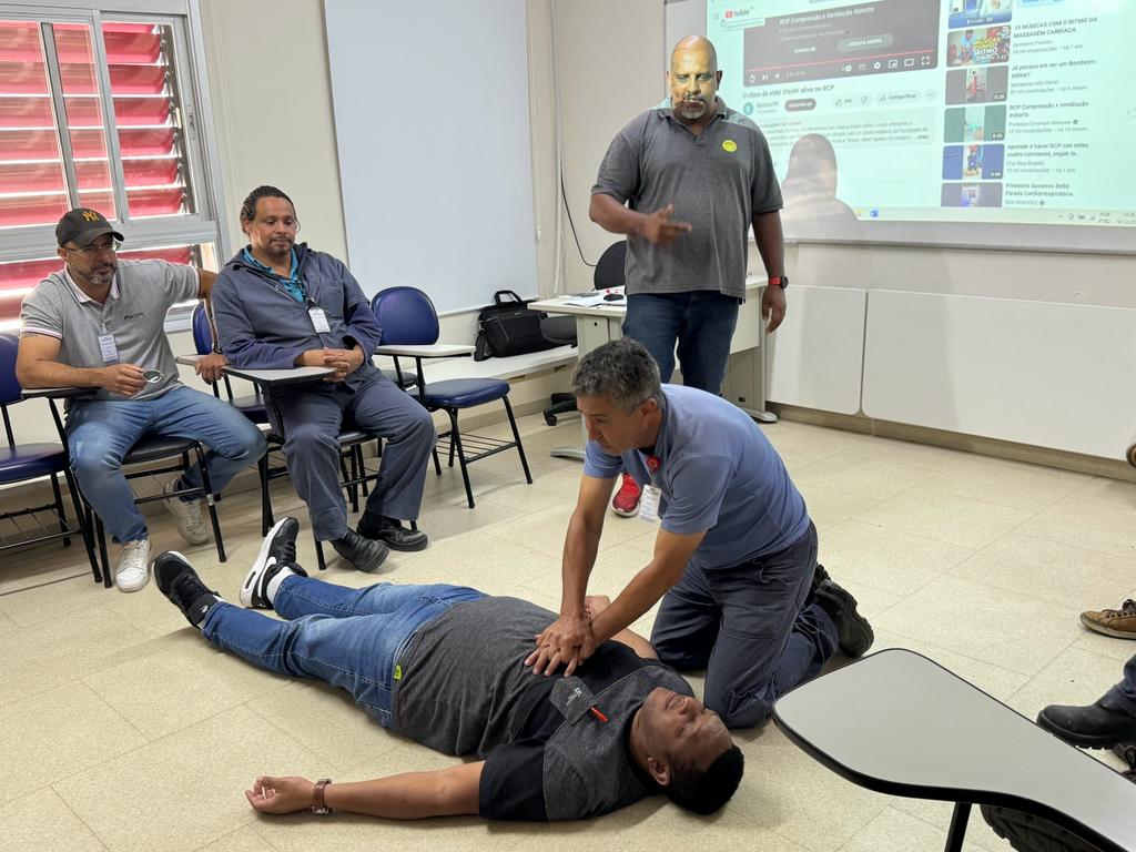 Fotografia na sala de cursos do HSPM. Na fotografia acontece uma simulação de uma parada cardiorrespiratória