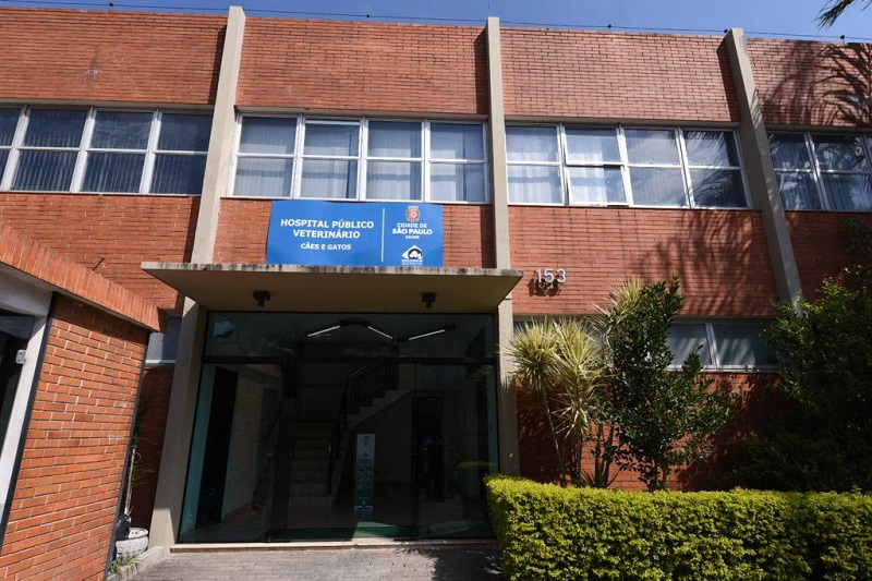 Fachada do Hospital Veterinário Público da Zona Sul de São Paulo com tijolinhos e uma placa em cima da entrada principal