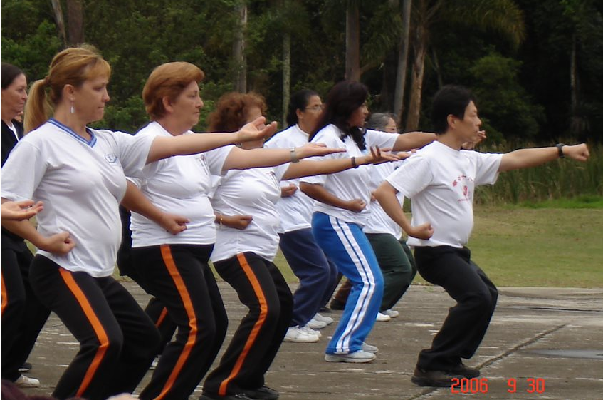 Um grupo de pessoas pratica Lian Gong no Parque do Carmo