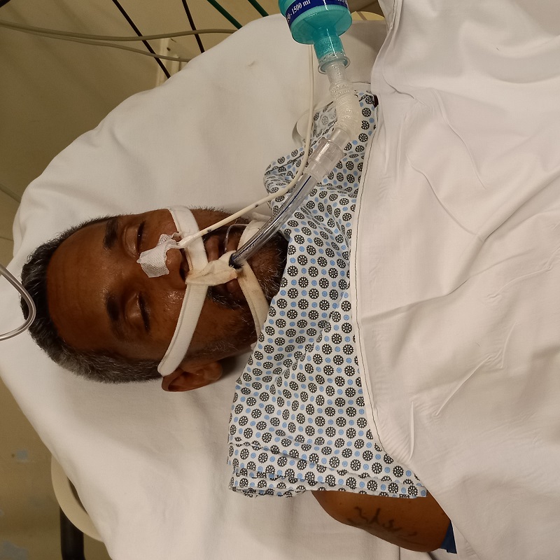 Homem preto de cabelos grisalhos, aproximadamente, 1,75 e que aparenta ter 45 anos está intubado no leito do Hospital do Servidor Público Municipal
