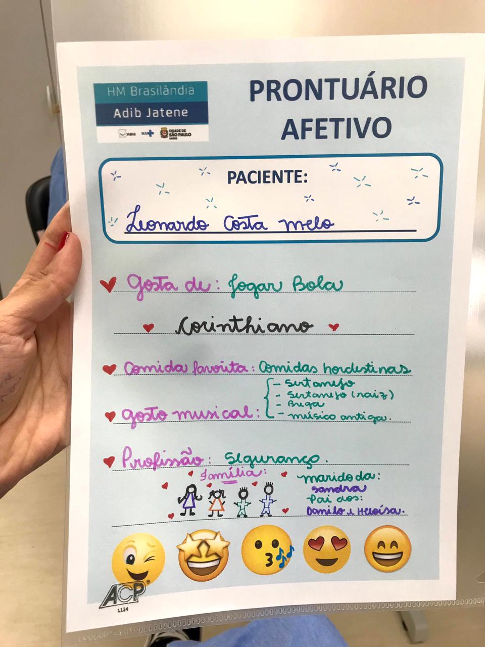 Foto de um prontuário. Com margem em branco e fundo azul, o papel tem 