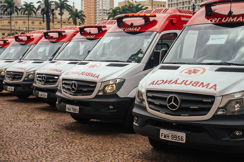 #PraCegoVer: na foto, há seis ambulâncias dispostas lado a lado, em frente à prefeitura, no Viaduto do Chá.
