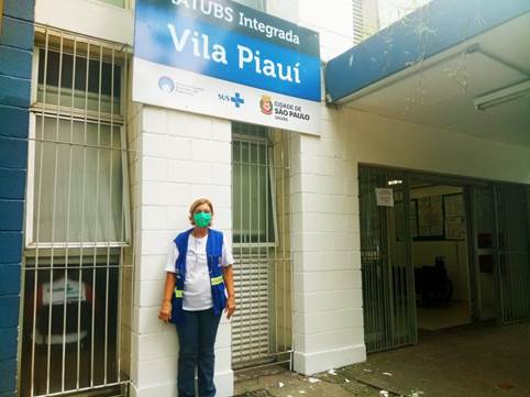 #PraCegoVer: Tamar está em frente a AMA/UBS Integrada Vila Piauí com uma máscara.