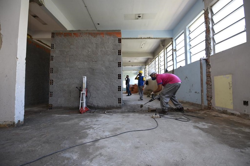 #PraCegoVer: na imagem, três profissionais da construção civil trabalham na obra da unidade de pronto atendimento Vergueiro.