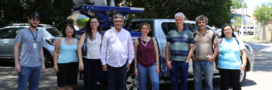 Fotografia dos participantes do projeto. Incluindo o secretário adjunto do verde e meio ambiente, Ricardo Viegas. Alguns funcionários da divisão de arborização e da subprefeitura do Ipiranga também posam para a foto.