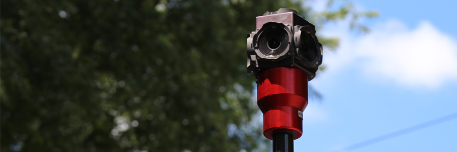 Fotografia do sensor usado para captar as imagens. O sensor se parece com uma câmera que fica na parte superior do carro, como uma antena.