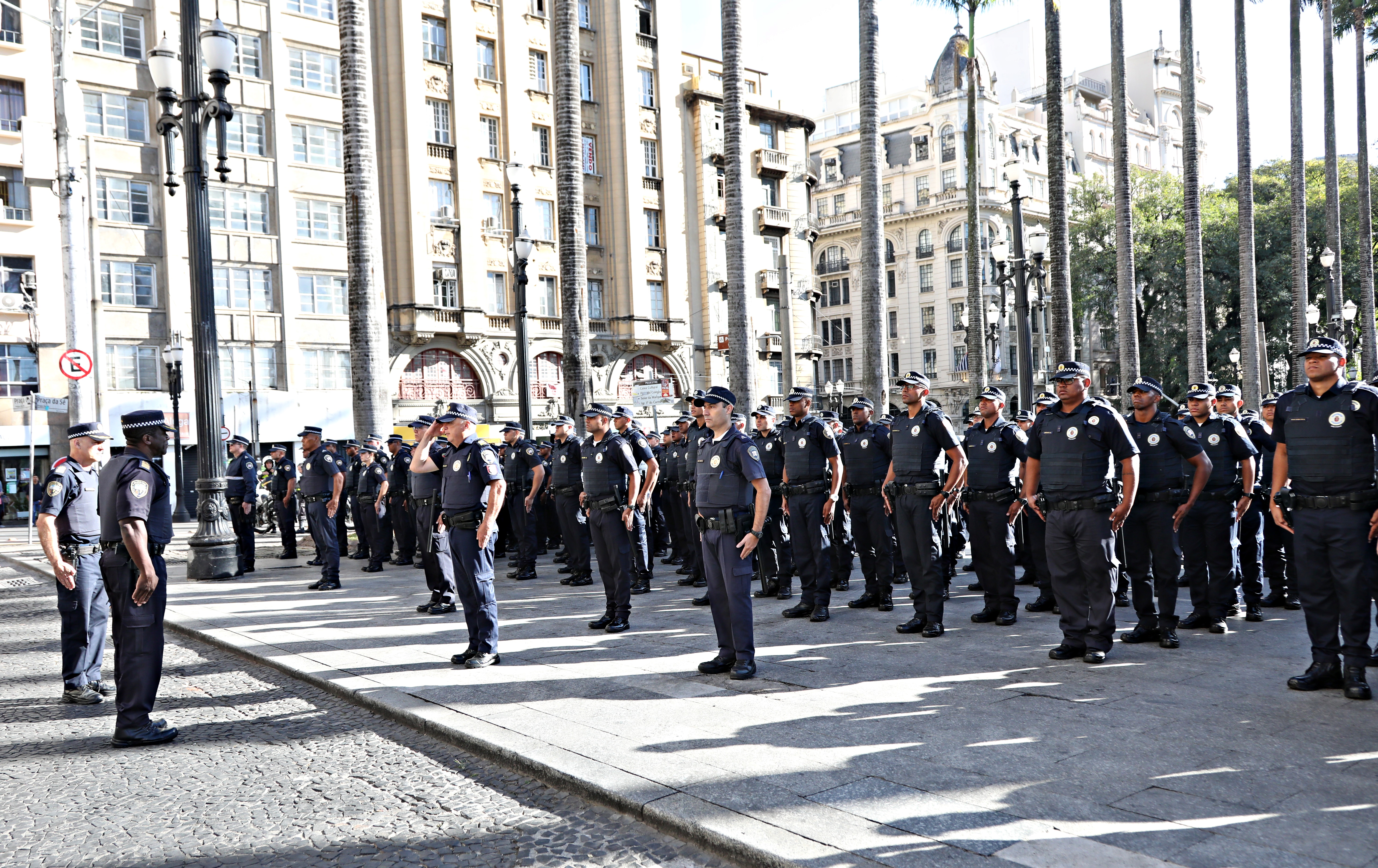 Guardas-civis reunidos no Centro de São Paulo