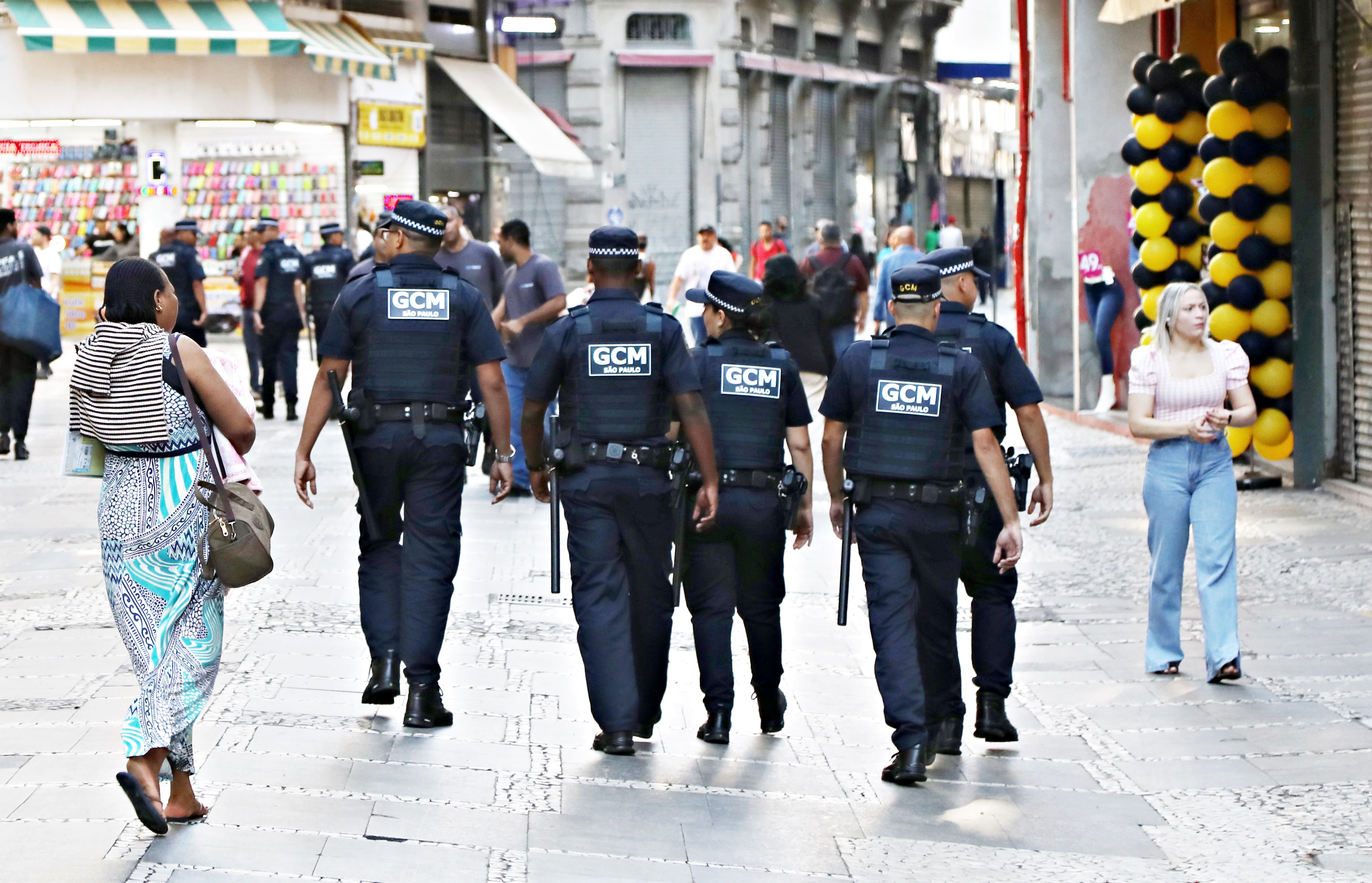 Guardas-civis andando no Centro de São Paulo