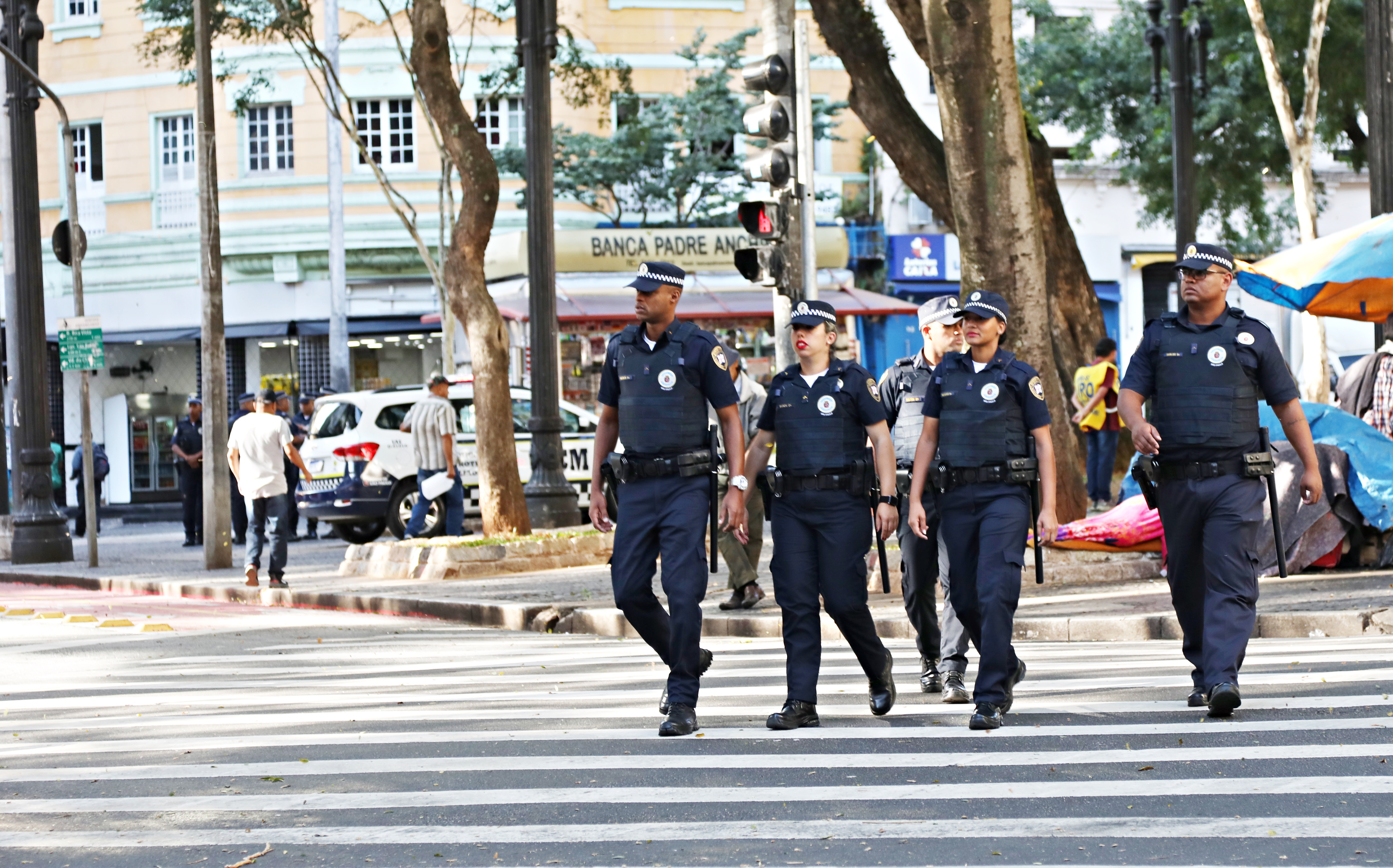 Guardas-civis andando no Centro de São Paulo