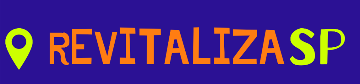 A imagem apresenta um logotipo com a frase "REVITALIZA SP" em letras maiúsculas, estilizadas e coloridas. A palavra "REVITALIZA" está em laranja, enquanto "SP" aparece em verde-limão. À esquerda do texto, há um ícone de marcador de localização, também em verde-limão. O fundo da imagem é azul-escuro, criando um contraste vibrante com as cores utilizadas no design. O logotipo sugere um projeto ou iniciativa voltada para a revitalização urbana na cidade de São Paulo.