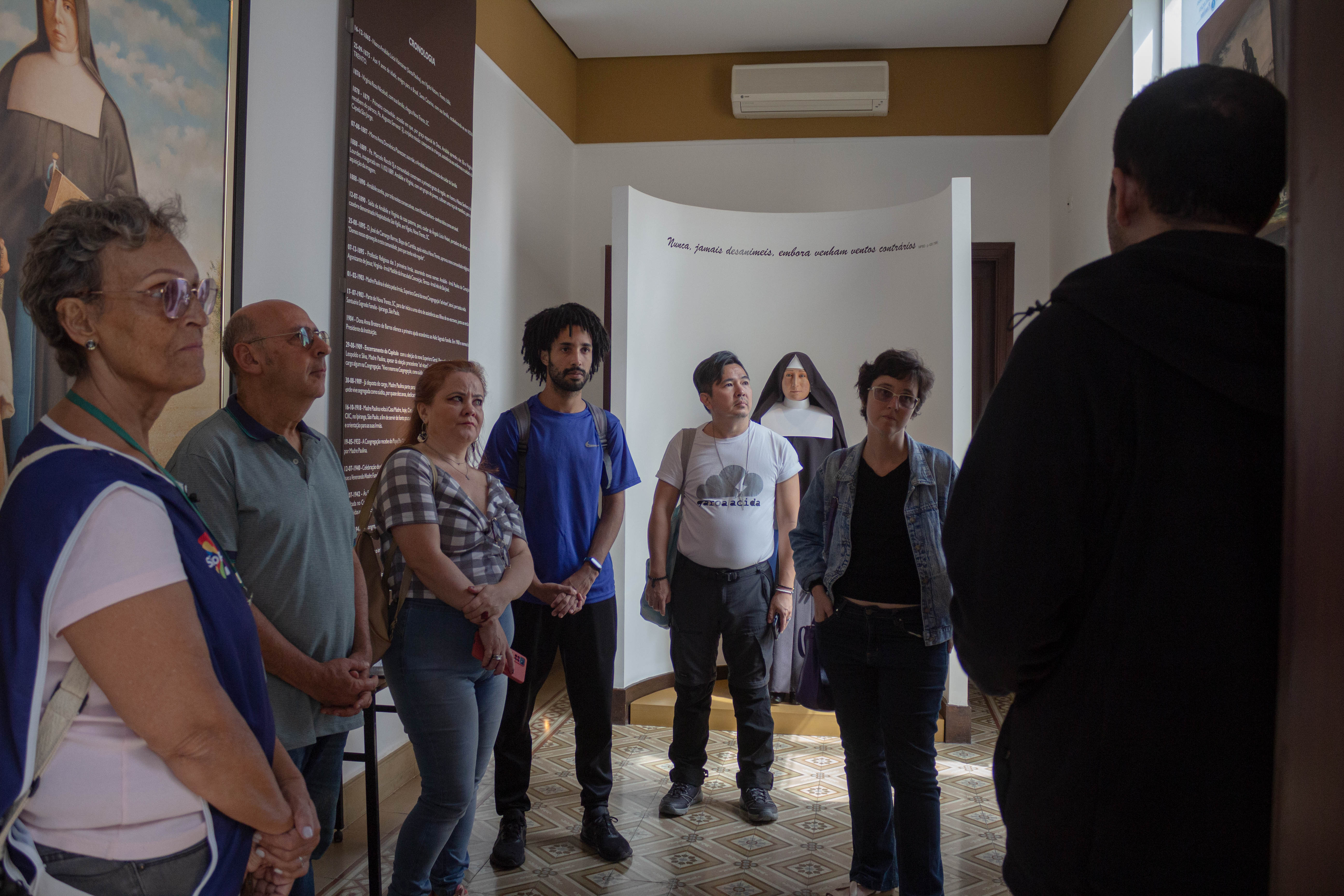 Grupo durante visitação do programa Vai de Roteiro do Ipiranga, organizados em círculo.